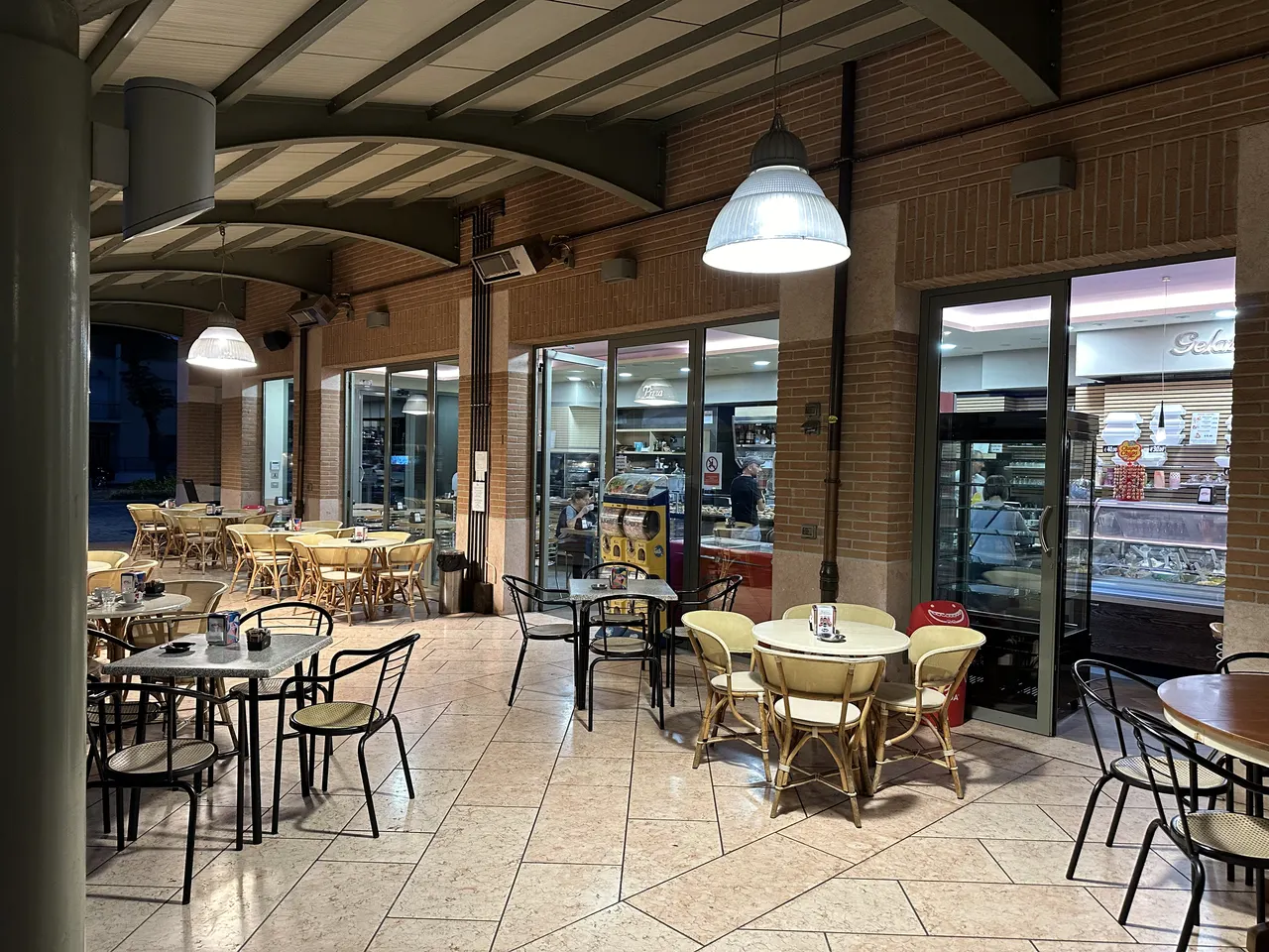L'interno del locale con i tavolini