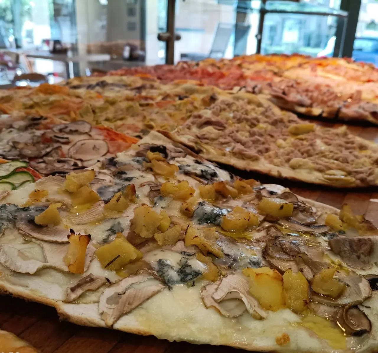 Trancio di pizza con patate e rosmarino, da vicino