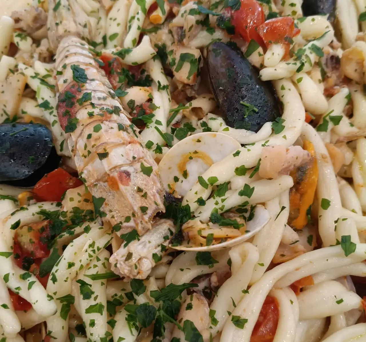 Strozzapreti allo scoglio con canocchie, cozze e vongole, prezzemolo fresco