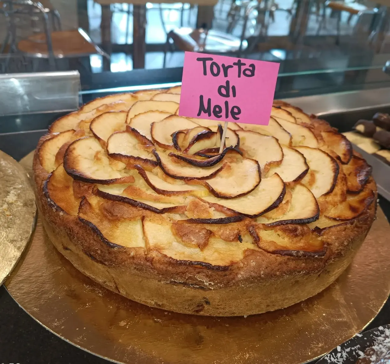 La torta di mele a rosa, con il cartellino rosa scritto a mano